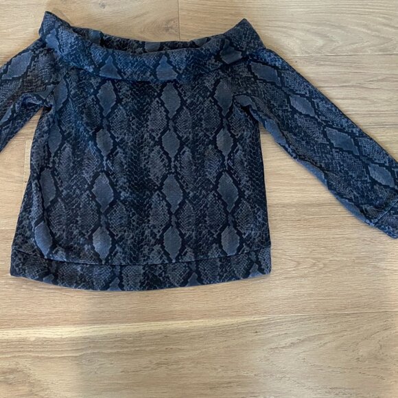 Express Snakeskin Print Off The Shoulder Fleece Sweatshirt NWT Medium - Picture 6 of 10